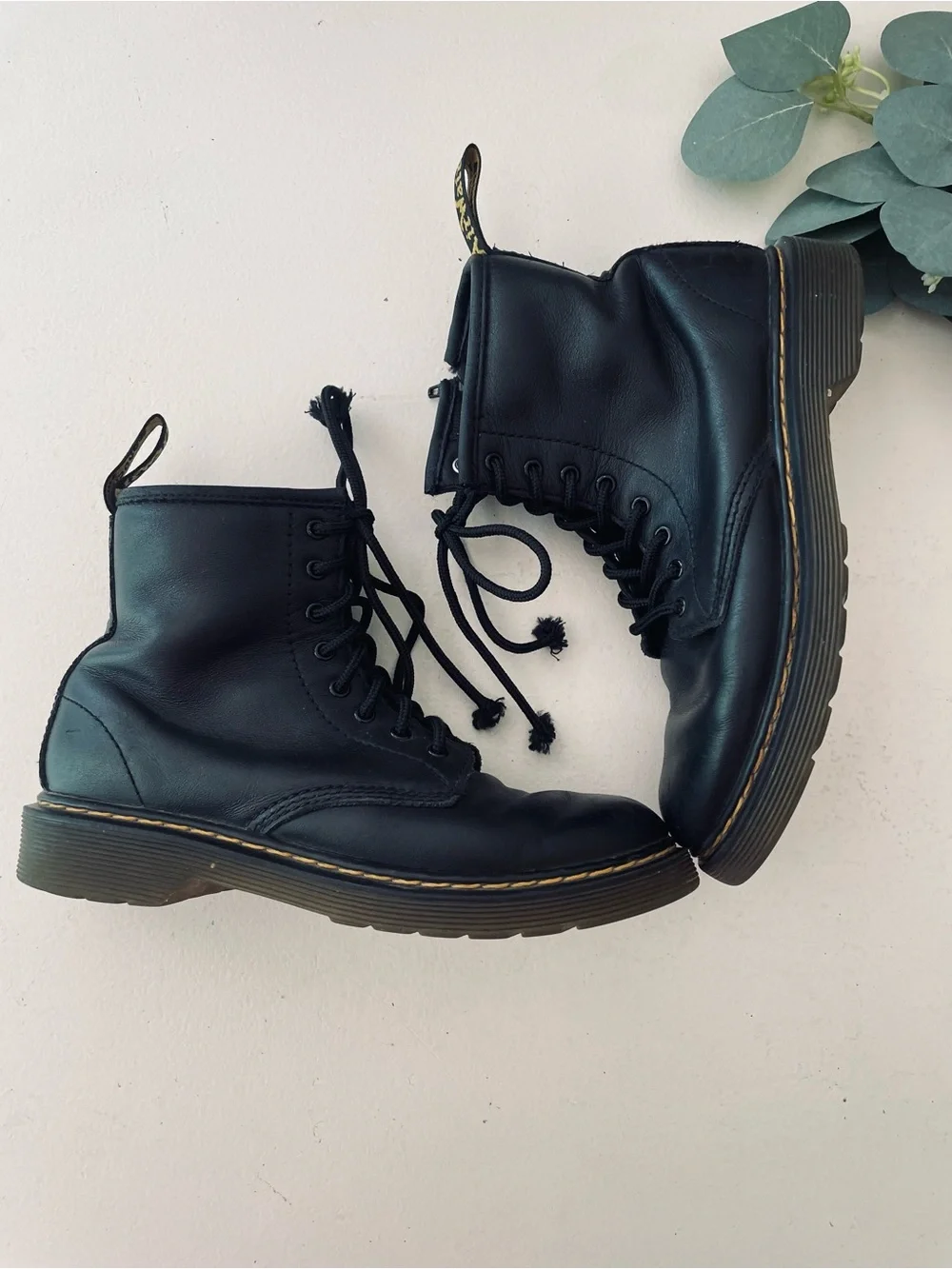 Dr. Martens Doc 8 Eye Juniors Combat Boots